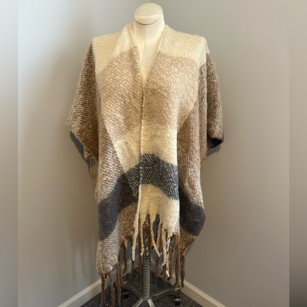 NWT Cozy Plaid Fringe Poncho/Kimono